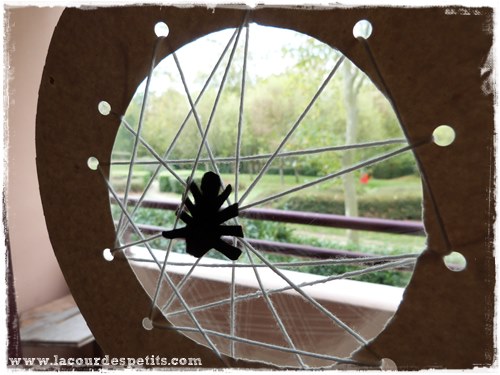 Bricolage Halloween carte a lacer toile araignee