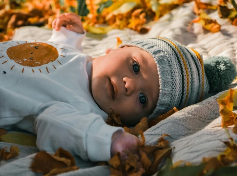 Bébé dans les feuilles